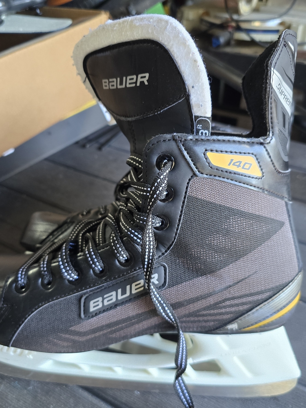 Bauer Supreme 140s Men's Black and Yellow Ice Hockey Skate Sz 8
